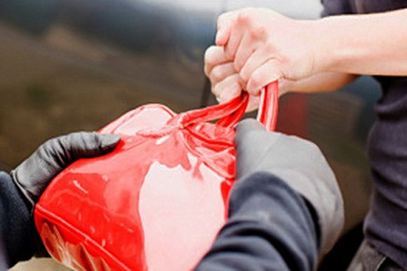 В Пензе 18-летние скутеристы вырывали сумки из рук прохожих