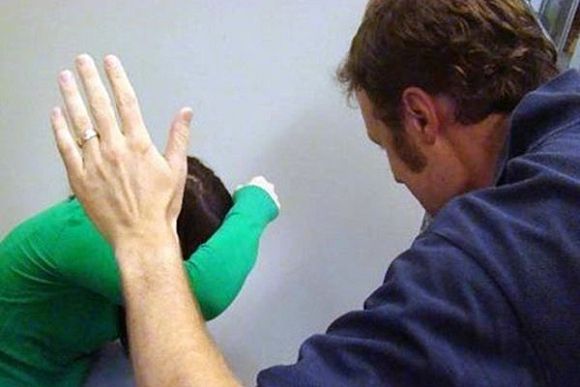 Фото||i1.ytimg.com Житель Городищенского района, тушивший сигареты о жену, получил условный срок