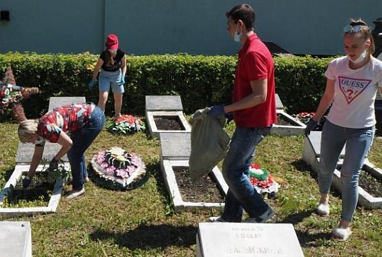В Пензе представители НКО и волонтеры привели в порядок воинские захоронения