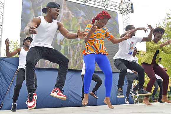В Пензе замерзающие африканцы согревались танцем
