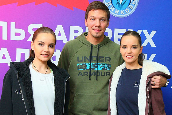 Роман Костомаров и Дмитрий Соловьев с женами: в Пензе прошло шоу Ильи Авербуха Роман Костомаров и Дмитрий Соловьев с женами: в Пензе прошло шоу Ильи Авербуха
