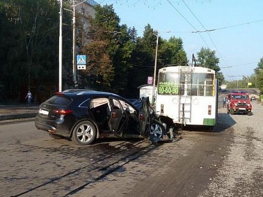 Фото||58.gibdd.ru В Пензе девушка за рулем «Инфинити» врезалась в стоящий троллейбус