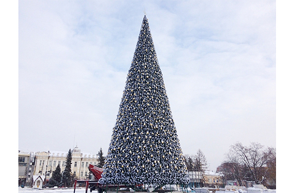 В Пензе елку на Фонтанной площади украсили гирляндами