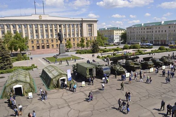 В Пензе на пл. Ленина открылась выставка военной техники