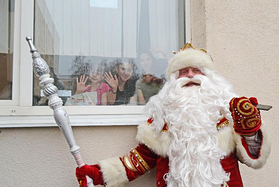 В Пензе Дед Мороз постучал в окна к пациентам детской больницы