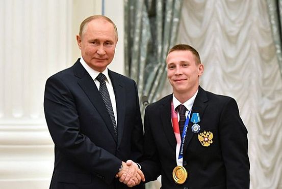 Владимир Путин наградил Дениса Аблязина Орденом Почета