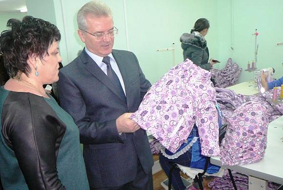 Белозерцев посетил новый швейный цех в Неверкинском районе