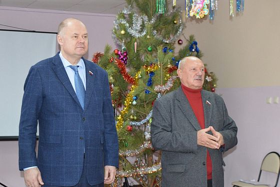 Вадим Супиков и Сергей Егоров поздравили с новым годом воспитанников социального центра в Кичкилейке