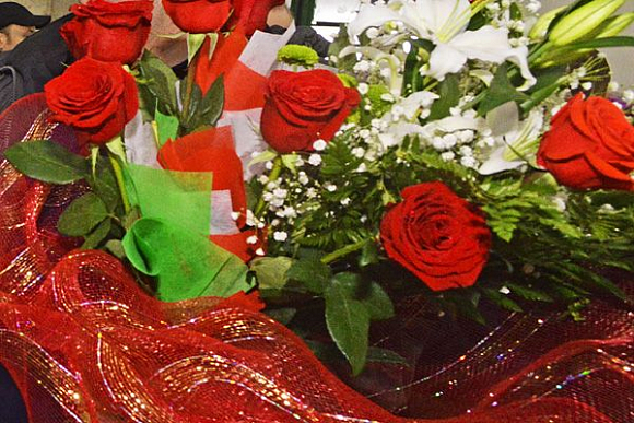 Фото||Владимир ГРИШИН В Кузнецке парень убежал из магазина с украденным букетом