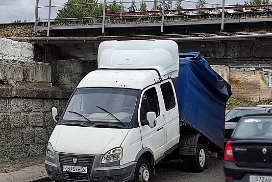 «Сложился в треугольник»: в Пензе застрял грузовик под ж/д мостом