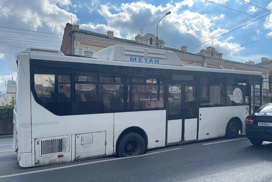 На улице Суворова автобус с пассажирами провалился в яму