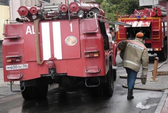 На Сухумской горящий мусор тушили две пожарные машины