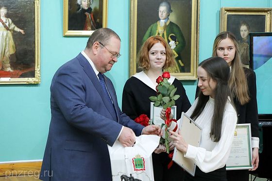 Мельниченко вручил награды победителям Всероссийской олимпиады школьников  