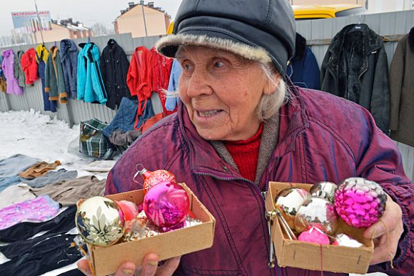 В Пензе на барахолке продают ретро-игрушки и Дедов Морозов из папье-маше