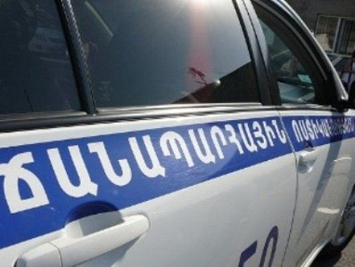 В Армении вооруженные люди держат в заложниках полицейских, требуя отставки правительства