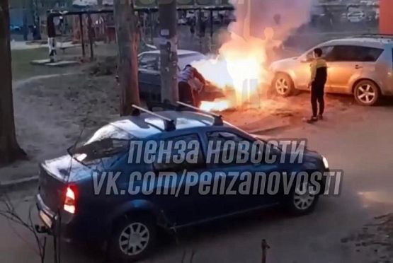 «Сейчас взорвется!»: жителей Рахманинова напугала горящая во дворе машина