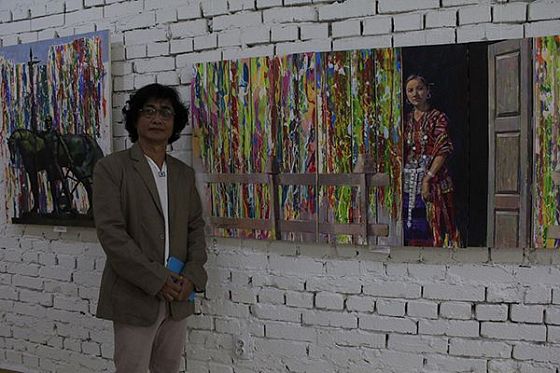Художник из Мьянмы собирается написать на родине портреты русских красавиц