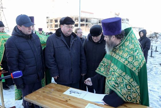 Мельниченко принял участие в церемонии освящения закладки храма в Спутнике