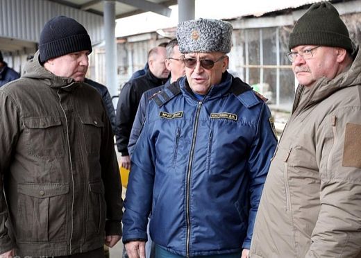 Олег Мельниченко передал представителям ДНР гуманитарный груз 