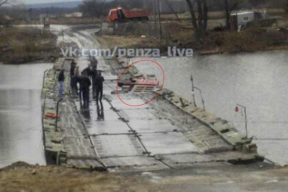 В Пензе с понтонного моста в воду упал «КамАЗ»