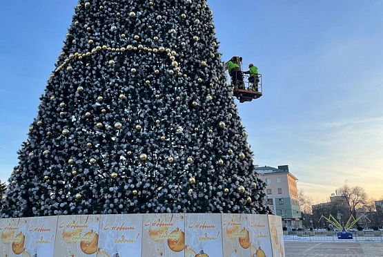 В Пензе начали демонтаж елки на площади Ленина