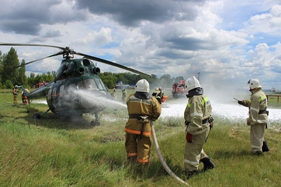 В пензенском аэропорту десятки спасателей тушили пожар в вертолете