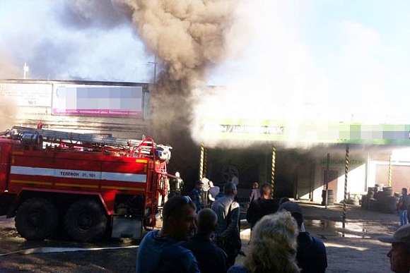 Появились фото и видео пожара в шинном центре на Литвинова