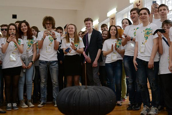 Фото||Сергей ВОЛКОВ В Пензе молодые таланты на выставке «Инноваториум» заставили петь молнию