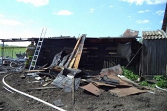 В Мокшане надворные постройки тушили 11 спасателей