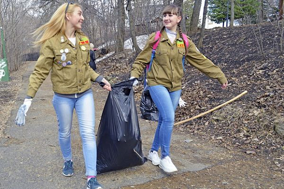 В Пензе студенты вывезли кучи мусора с тропы здоровья
