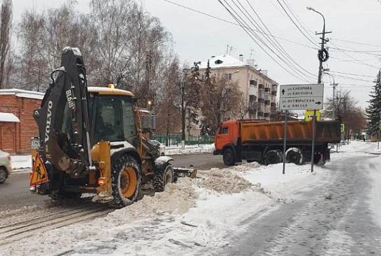 В Пензе коммунальщики приступили к вывозу снега с городских улиц
