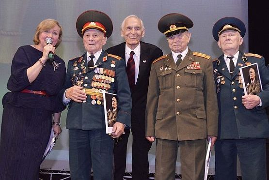 Василий Лановой вместе с пензенскими ветеранами спел военные песни