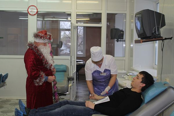 В Пензе доноров крови встречает Дед Мороз