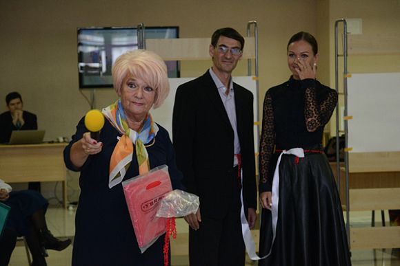 Фото||Сергей ВОЛКОВ В Каменке 72-летняя пенсионерка стала для местных Мэри Поппинс