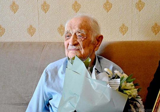 Олег Денисов поздравил пензенского ветерана со 105-летием Олег Денисов поздравил пензенского ветерана со 105-летием