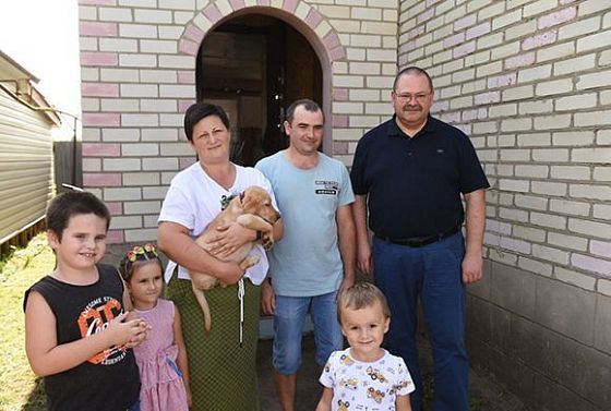 Олег Мельниченко подарил семье из Белинского щенка лабрадора