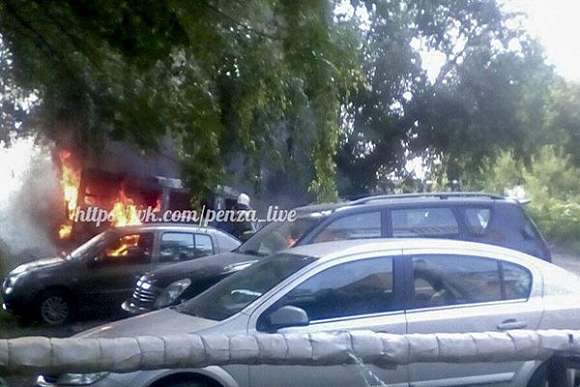 Фото||vk.com/penza_live, Малини Савина В Пензе на ул. Пушанина сгорела «Газель»