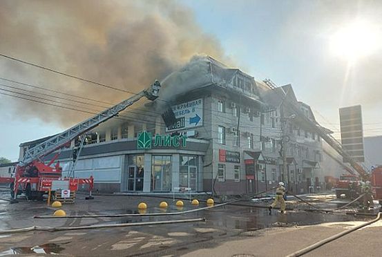 В Пензе 67 пожарных тушат ТЦ «Триумф»