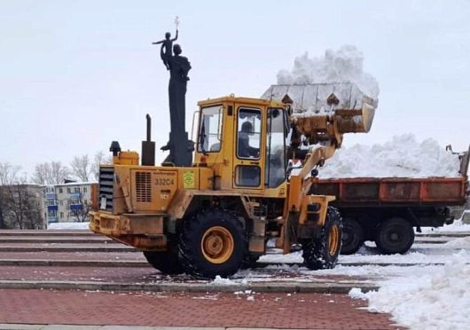 В Пензе перед 23 февраля вывозят снег с территории памятников