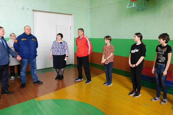 Мельниченко поручил привести в порядок спортзал школы села Татаро-Никольское