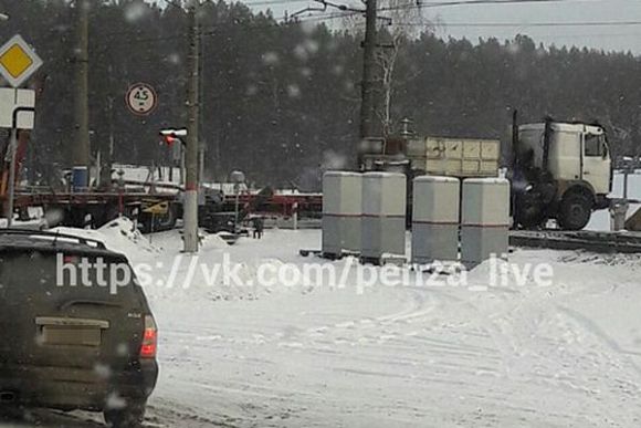 Фото||vk.com/penza_live, Роман Ларин В Пензе на Ахунском переезде фура парализовала движение