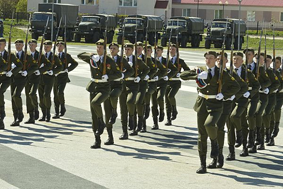 В Пензе военнослужащие показали плац-балет