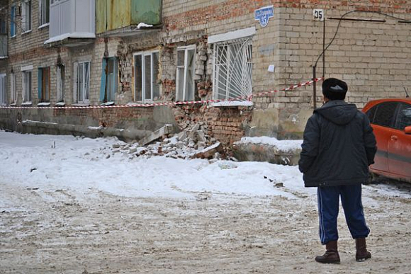 Фото||Сергей ВОЛКОВ В Пензе жильцы дома с рухнувшей стеной переезжают в съемное жилье