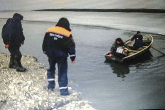 В Пензе спасатели сняли с льдины двух рыбаков
