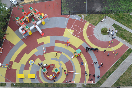 В Пензе у «умного» дома открылась детская площадка