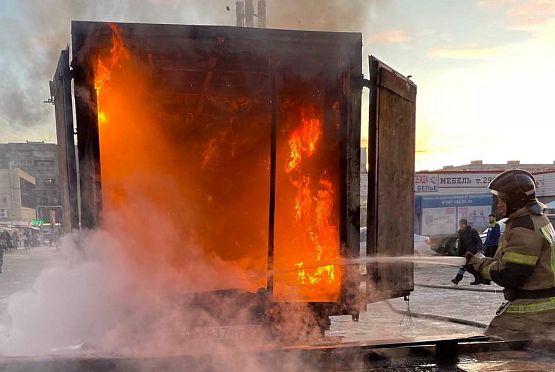 На Арбековском рынке загорелся грузовой автомобиль — фото