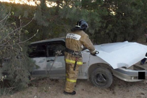Фото||58.mchs.gov.ru В Пензенской области «Лада» врезалась в дерево, четыре человека получили травмы