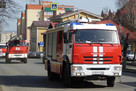30 человек эвакуировали из горящего дома на проспекте Строителей в Пензе