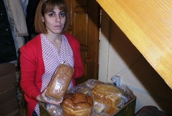 Жительница Иссы раздает бесплатно пенсионерам хлеб