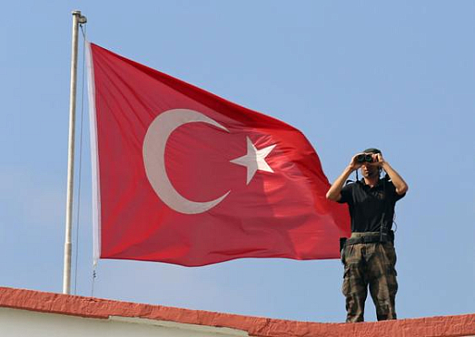Турецкие военные ввели в стране военное положение и комендантский час